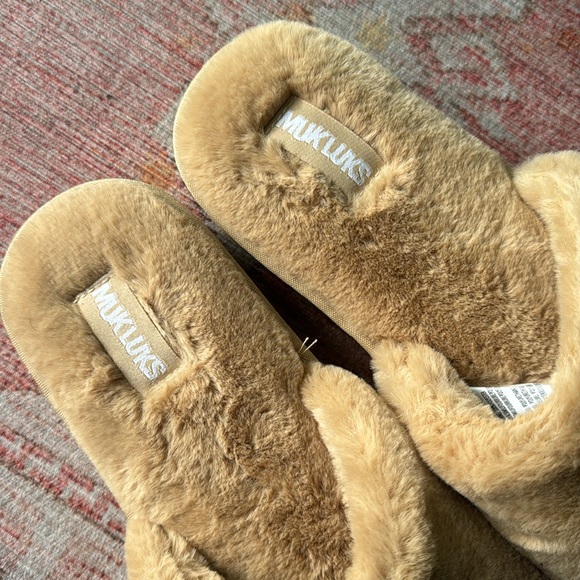 Muk Luks platform fuzzy fur slippers women’s size 9-10 NWT - Picture 3 of 3